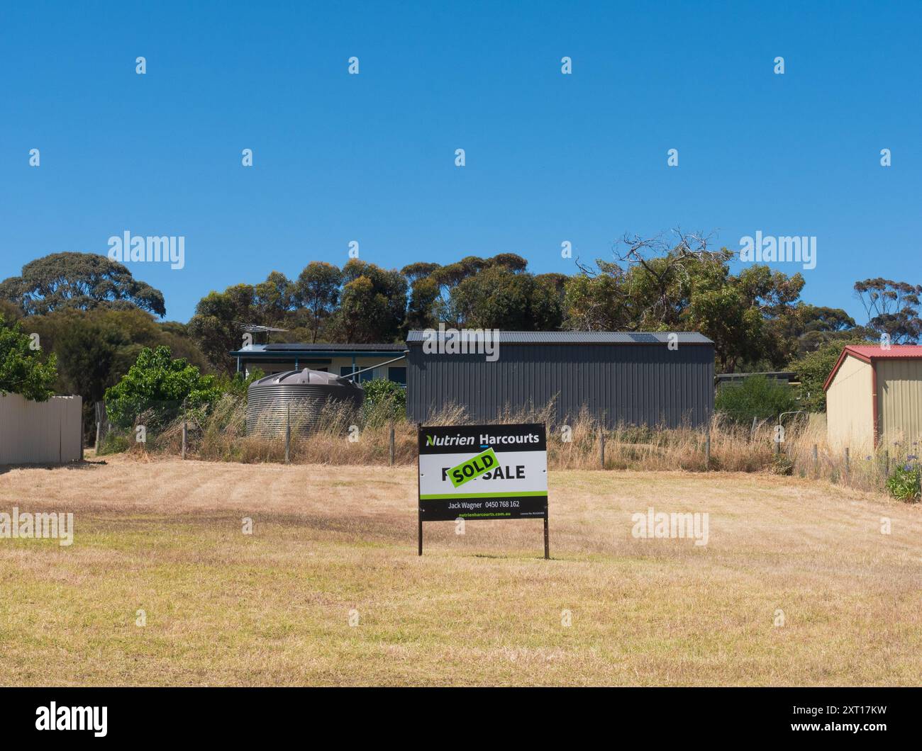 L'insegna immobiliare indica la vendita riuscita di una proprietà vacante a South Terrace, Penneshaw a Kangaroo Island, Australia. Foto Stock