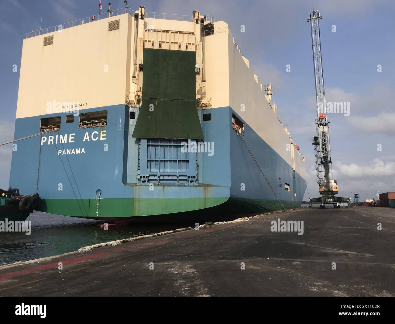 LA RAMPA DEL SERBATOIO RORO STA PER ESSERE IMPOSTATA PER LO SCARICO ALL'ORMEGGIO. Foto Stock