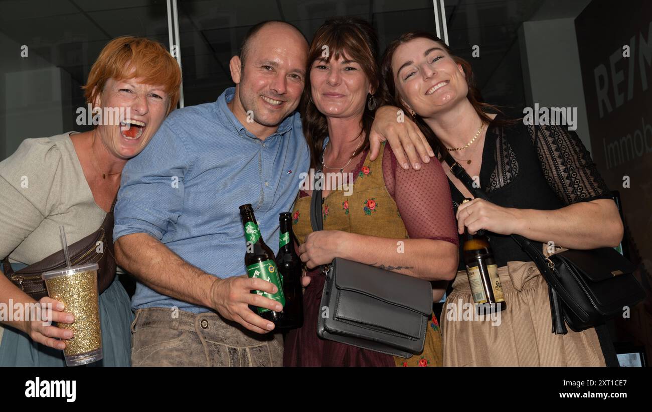 Gauboden folk festival, Straubing, bassa Baviera, Germania, 9 agosto 2024, processione per il luogo del festival, ospiti allegri in un'atmosfera festosa Foto Stock