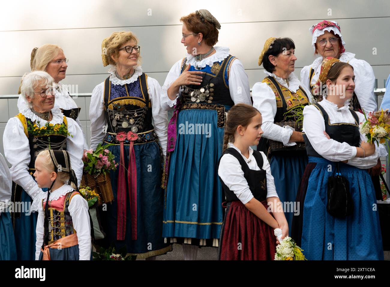 Gauboden folk festival, Straubing, bassa Baviera, Germania, 9 agosto 2024, processione per il luogo del festival, signore in costume tradizionale Foto Stock
