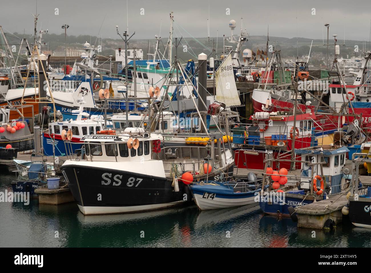 La flotta di pescatori della Cornovaglia a Newlyn Harbour, Cornovaglia, Regno Unito. Foto Stock