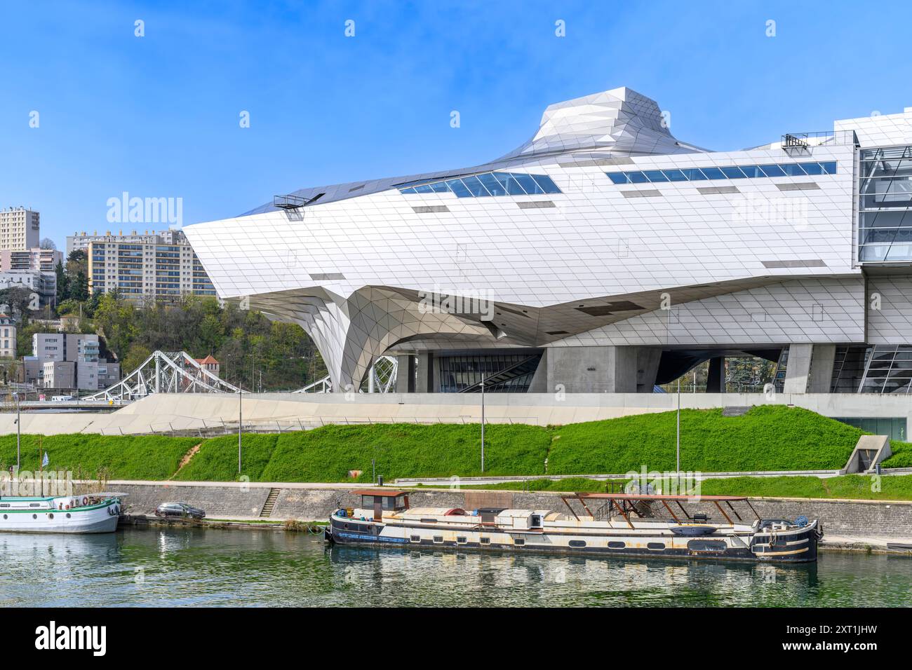 Il Musée des Confluences, un museo drammatico di scienza e antropologia decostruttivista all'estremità meridionale dell'isola Confluences a Lione, in Francia. Foto Stock