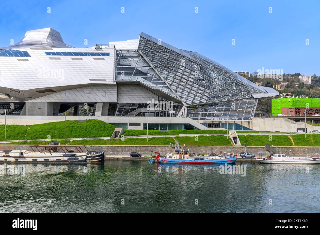 Il Musée des Confluences, un museo drammatico di scienza e antropologia decostruttivista all'estremità meridionale dell'isola Confluences a Lione, in Francia. Foto Stock