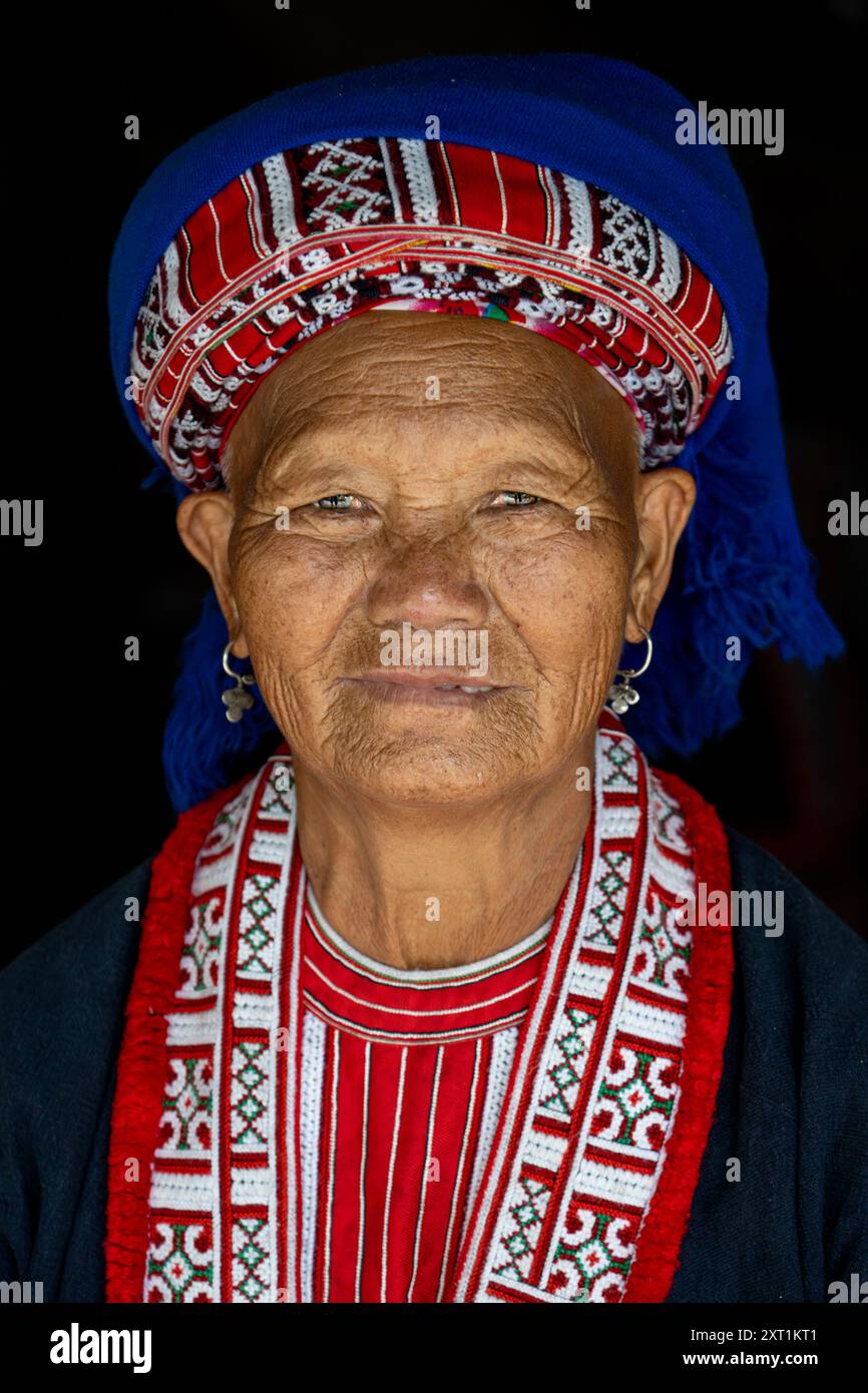 Ritratto di una tribù etnica dei Dao rossi nel distretto di Hoang su Phi della provincia di ha Giang, Vietnam del Nord Foto Stock