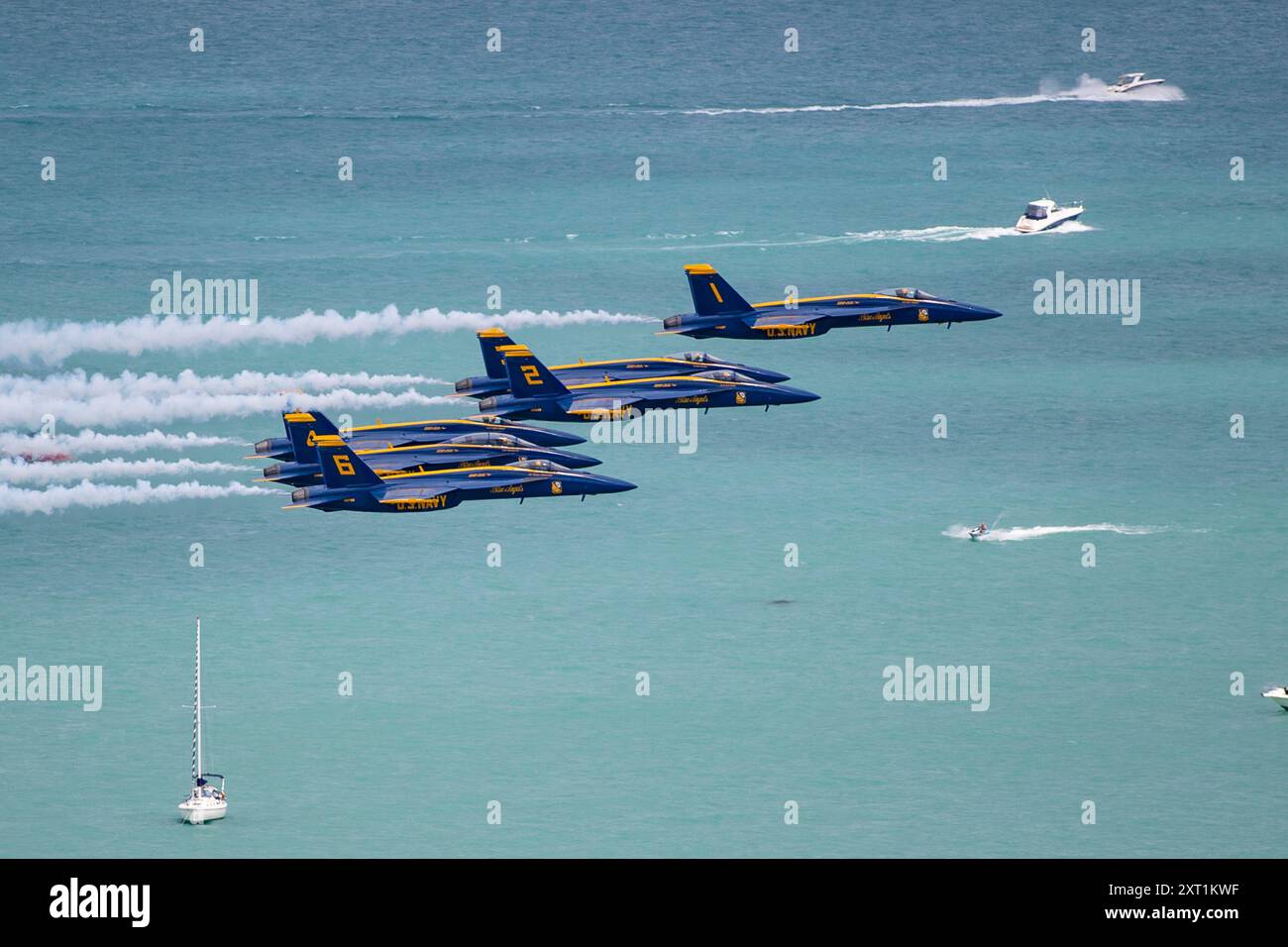 9 agosto 2024: Il Blue Angels Boeing F/A-18 Super Hornet della US Navy Flight Demonstration Squadron esegue una manovra di formazione Delta sul lago Michigan come parte della dimostrazione acrobatica al Chicago Air and Water Show del 2024 da parte di Mike Wulf/CSM Foto Stock