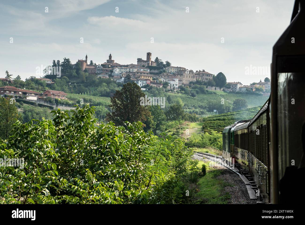 Storico viaggio in treno d'epoca da Torino porta nuova (Torino) via Alba a Canelli, nella famosa zona vinicola del Piemonte in Italia. Foto Stock