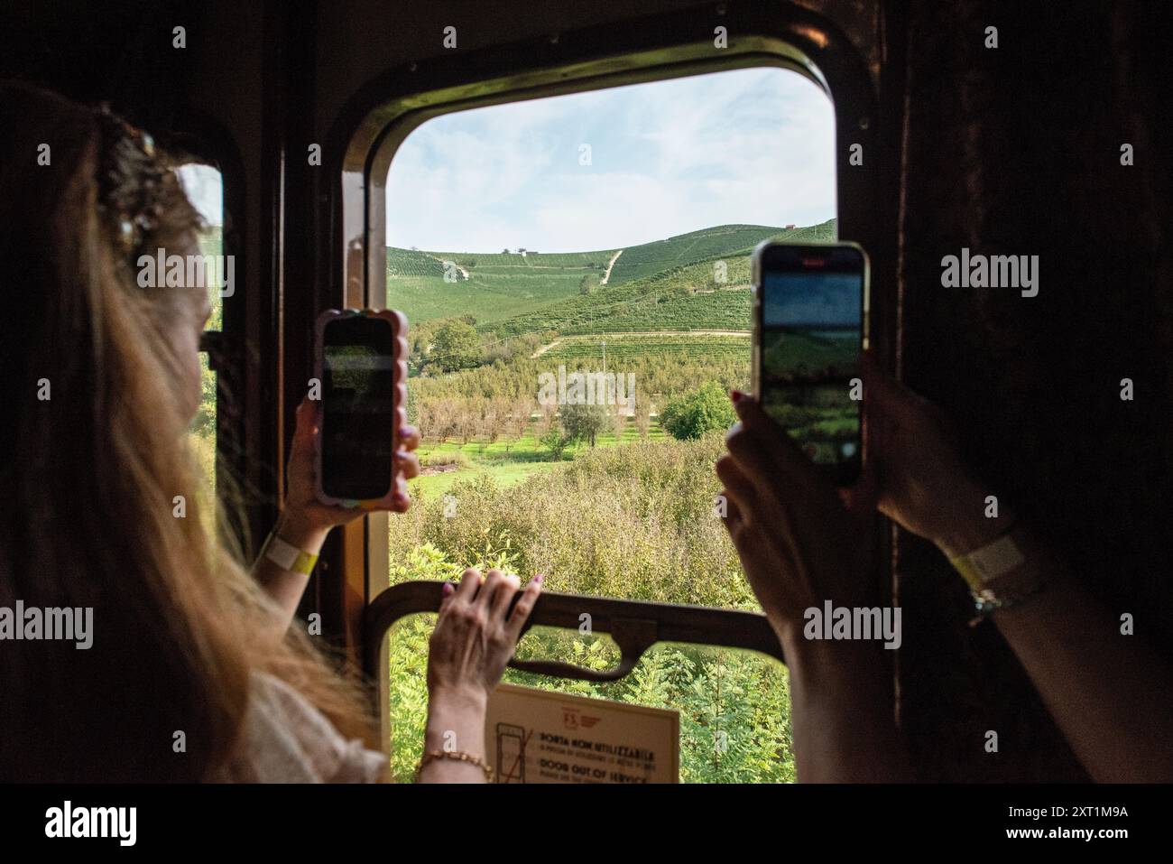 Storico viaggio in treno d'epoca da Torino porta nuova (Torino) via Alba a Canelli, nella famosa zona vinicola del Piemonte in Italia. Foto Stock