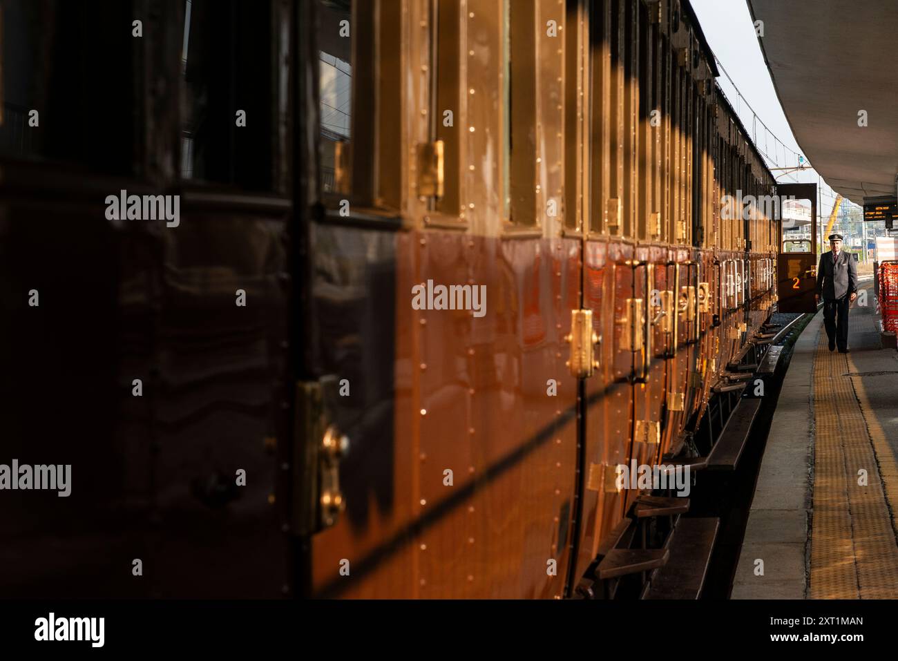 Storico viaggio in treno d'epoca da Torino porta nuova (Torino) via Alba a Canelli, nella famosa zona vinicola del Piemonte in Italia. Foto Stock
