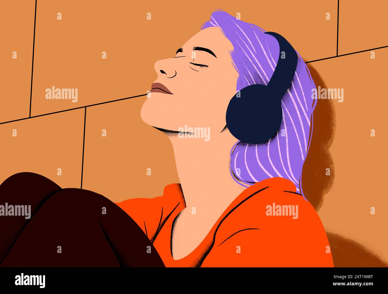 Una giovane donna con le cuffie si appoggia alla schiena e ascolta la musica. Relax, musica, cuffie, ascolto, calma. Donna con capelli viola che ascolta la musica sul nero Foto Stock