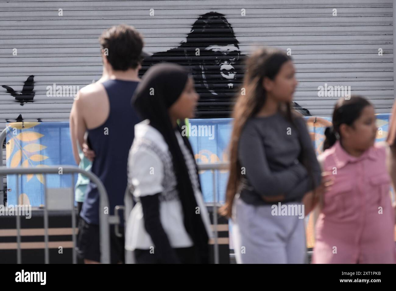 La nuova opera d'arte svelata da Banksy allo Zoo di Londra, raffigurante un gorilla che solleva un otturatore all'ingresso consentendo a un certo numero di uccelli di fuggire, mentre gli occhi di altri animali possono essere visti in agguato nell'oscurità, la nona opera d'arte della sua collezione a tema animale. Data foto: Martedì 13 agosto 2024. Foto Stock