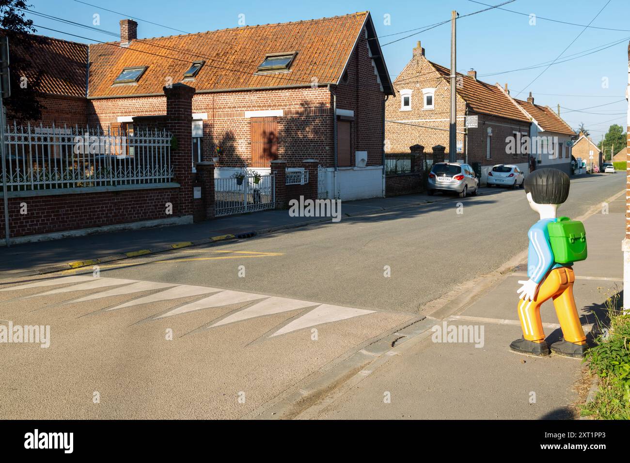 I dati sulla sicurezza stradale francesi attraggono l'attenzione degli automobilisti in modo che adattino la loro guida intorno alla scuola del villaggio Foto Stock