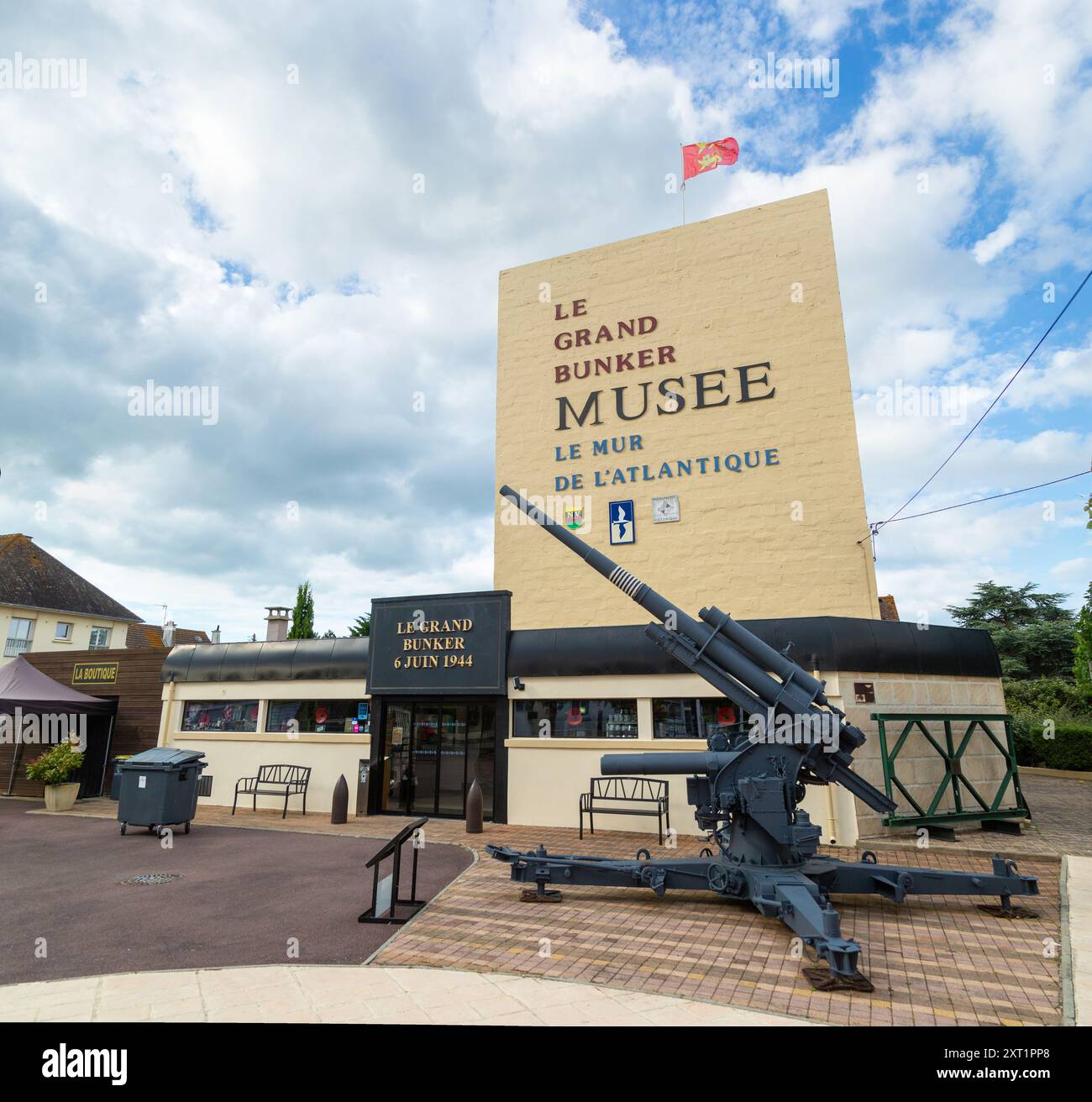 Il museo del Grand Bunker è un enorme bunker tedesco in cemento della seconda Guerra Mondiale alto 16 metri, proprio dietro la spiaggia di Sword Foto Stock