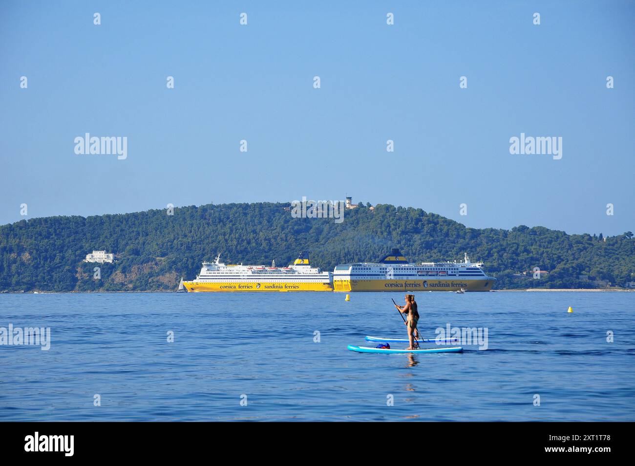 Attraversamento di due traghetti corso con pagaie di fronte Foto Stock