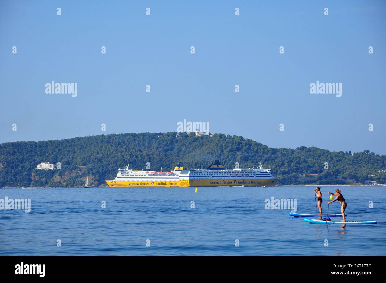 Attraversamento di due traghetti corso con pagaie di fronte Foto Stock