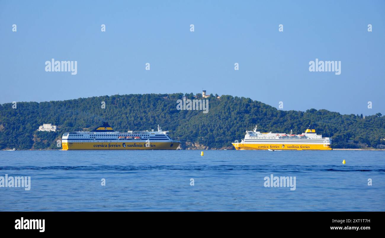 Attraversamento di due traghetti dalla Corsica nel grande porto di Tolone Foto Stock