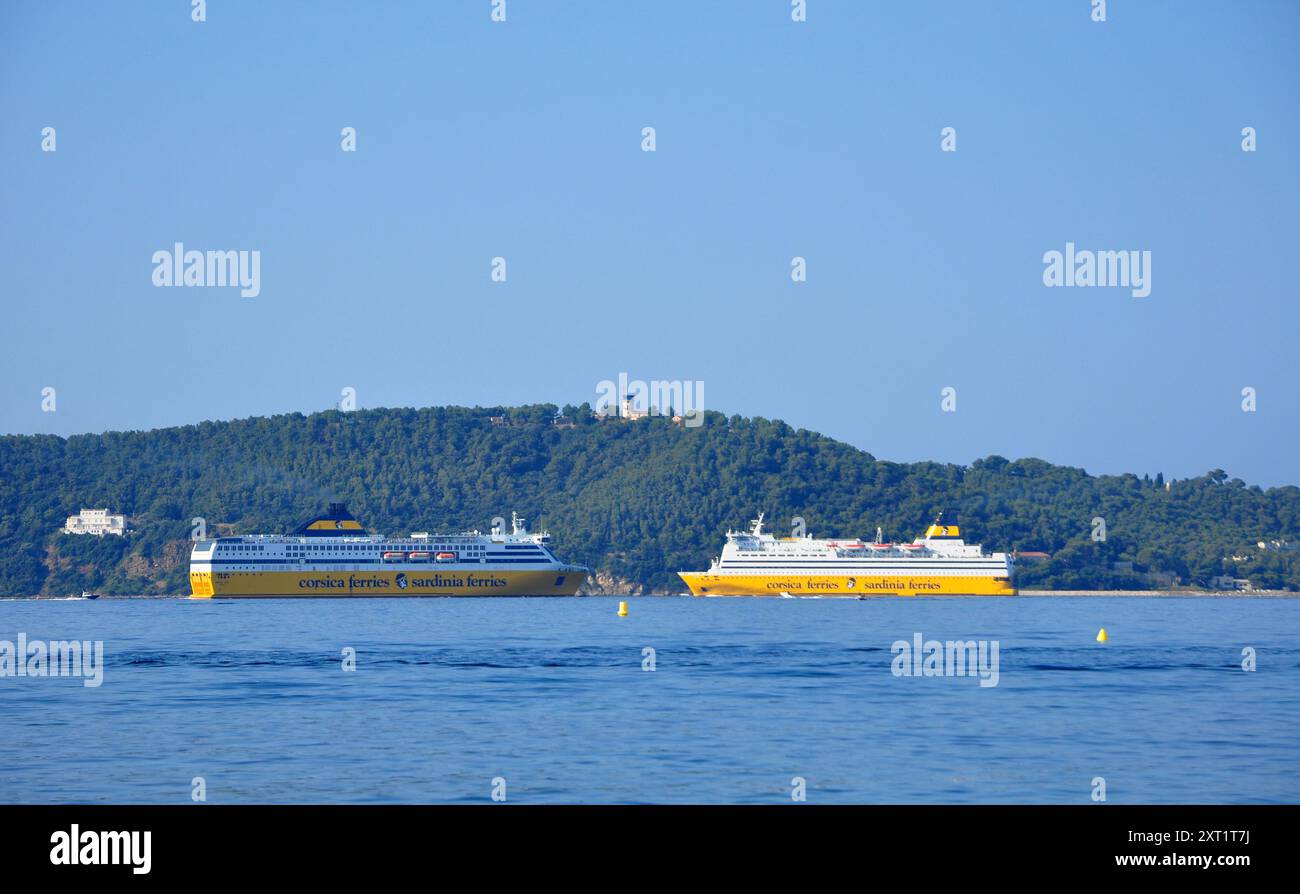 Attraversamento di due traghetti dalla Corsica nel grande porto di Tolone Foto Stock