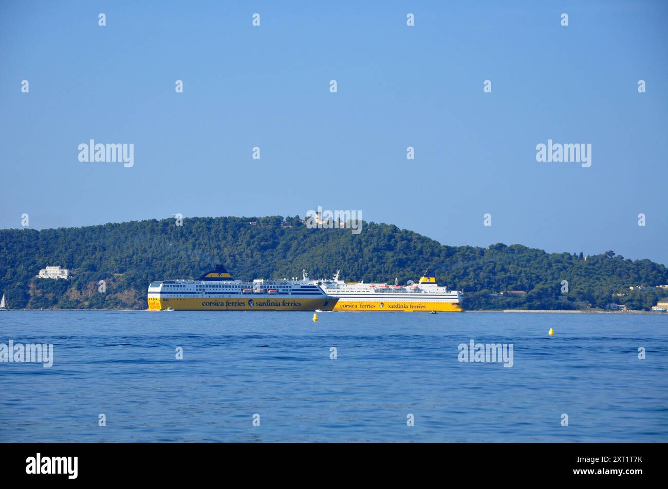 Attraversamento di due traghetti dalla Corsica nel grande porto di Tolone Foto Stock