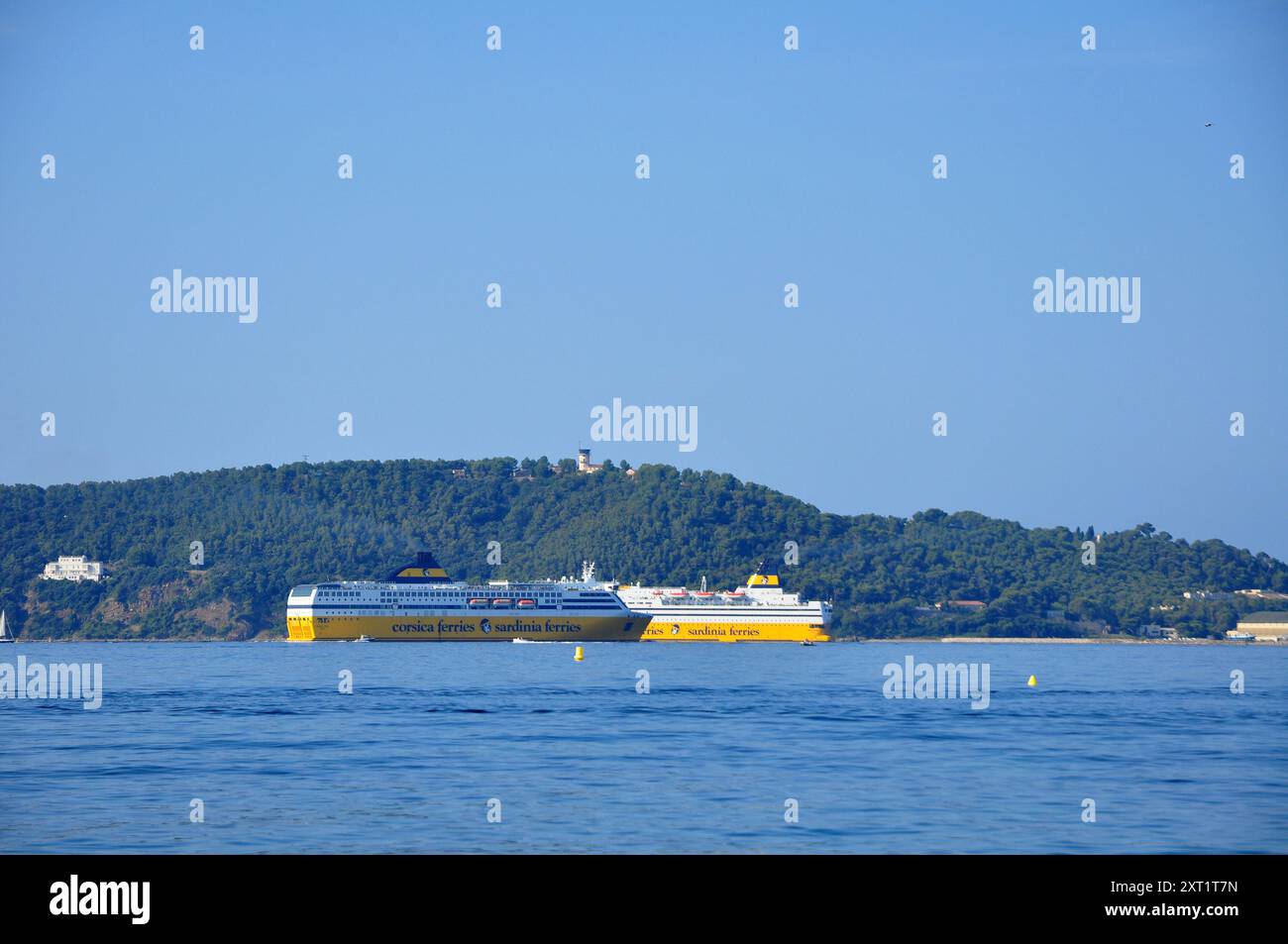 Attraversamento di due traghetti dalla Corsica nel grande porto di Tolone Foto Stock