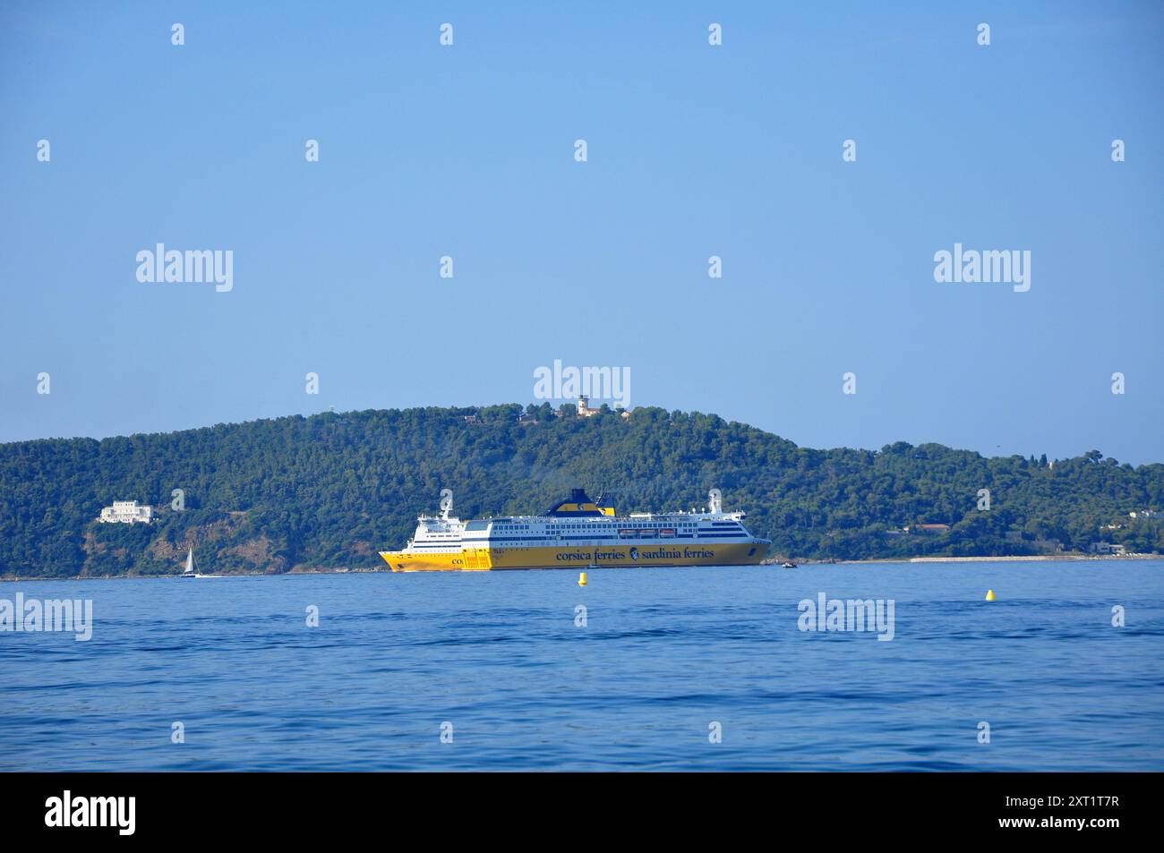 Attraversamento di due traghetti dalla Corsica nel grande porto di Tolone Foto Stock