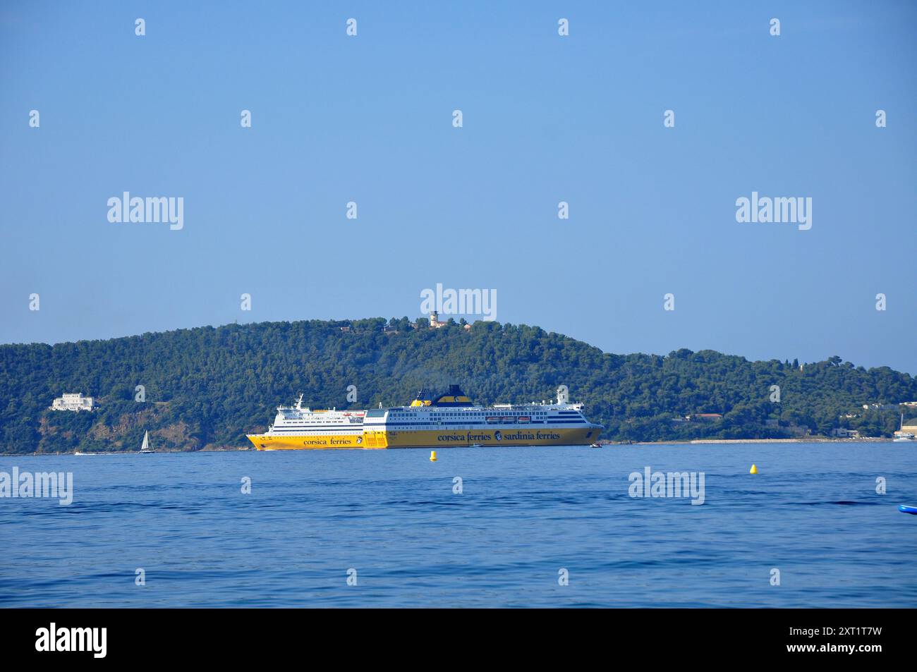 Attraversamento di due traghetti dalla Corsica nel grande porto di Tolone Foto Stock