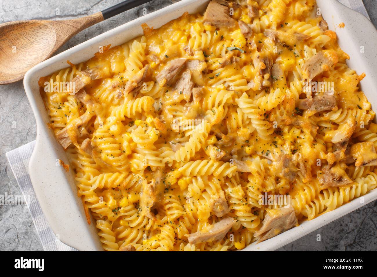 Tortino cremoso di tonno Mornay pasta fusilli cottura primo piano sul piatto da forno sul tavolo. Vista dall'alto orizzontale Foto Stock