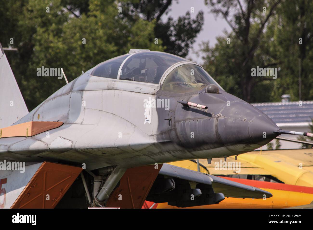 Il MIG-29UB/GT al Museo dell'aviazione polacca: Un caccia sovietico a due posti utilizzato per l'addestramento avanzato e vitale per la difesa aerea della Polonia. Foto Stock