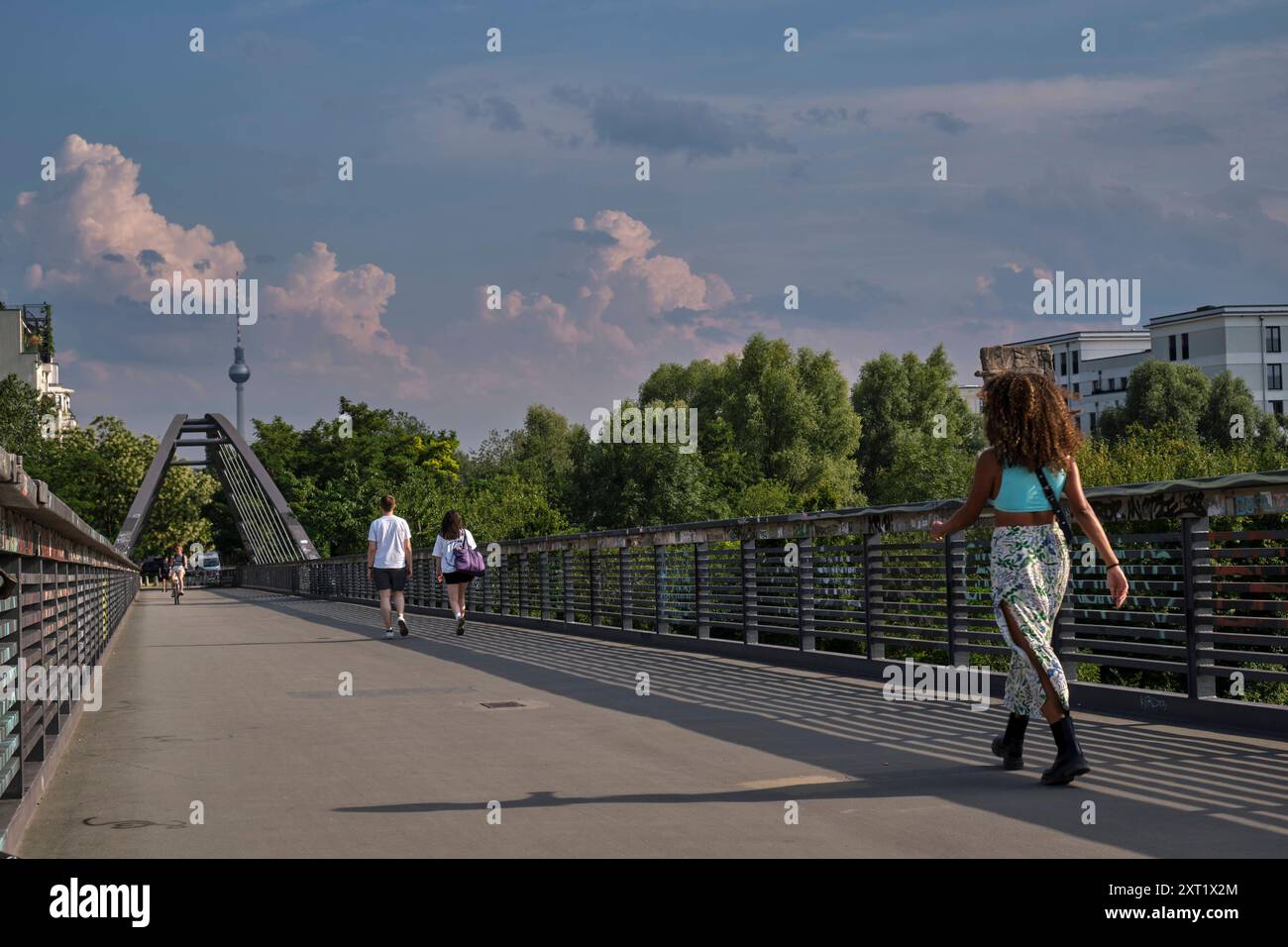 Schwedter Steg Deutschland, Berlino, 21.07.2024, Sonntagnachmittag im Mauerpark, Wolke über Schwedter Steg, Â *** Schwedter Steg Germania, Berlino, 21 07 2024, domenica pomeriggio a Mauerpark, nuvola su Schwedter Steg, Â Foto Stock