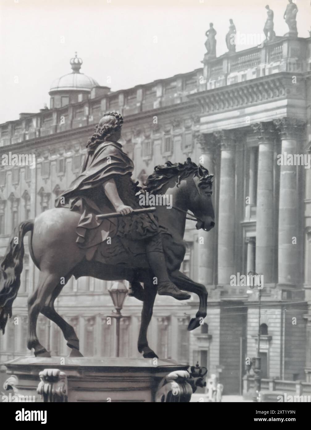 La fotografia mostra il monumento del grande Elettore (Friedrich Wilhelm) al Palazzo di Berlino. Federico fu una figura fondamentale nella storia prussiana, accreditata di aver gettato le basi per l'ascesa della Prussia come una significativa potenza europea. Durante l'era nazista, tali monumenti sono stati spesso evidenziati per evocare un senso di orgoglio nazionale e continuità, collegando le ambizioni del terzo Reich all'eredità dei precedenti leader tedeschi. Il Palazzo di Berlino era un simbolo della Germania imperiale, e le sue immagini furono usate per rafforzare l'idea di uno stato tedesco potente e unificato. Foto Stock