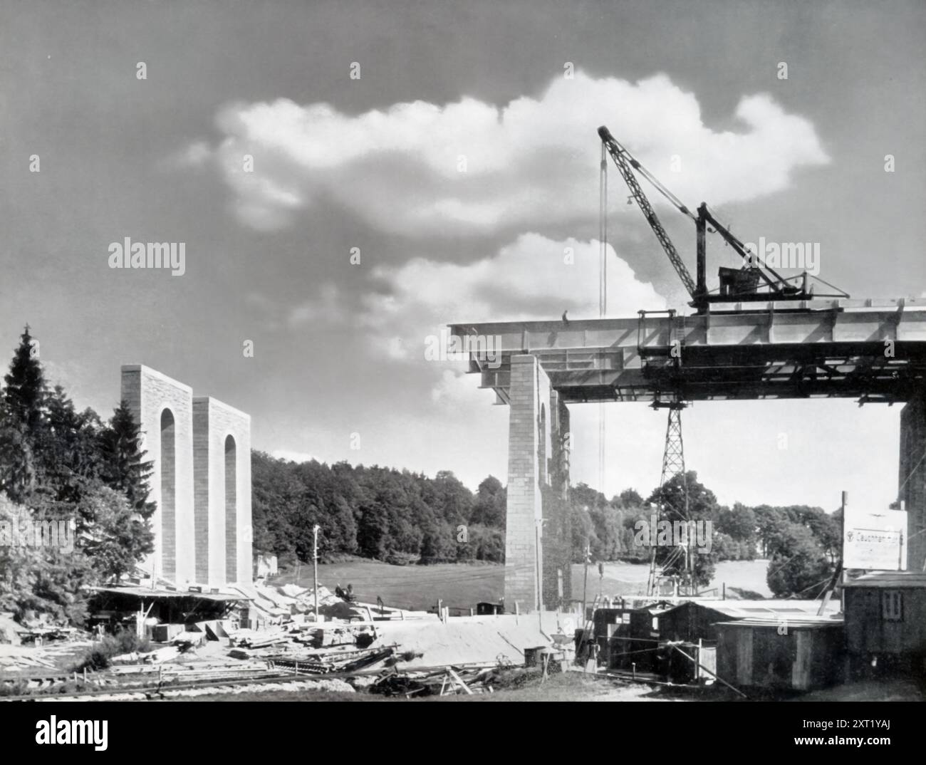 Una fotografia dell'Hirschfelder Talbrücke (ponte della valle di Hirschfelder), parte della rete Autobahn del Reich costruita durante il regime nazista. La costruzione di tali ponti non fu solo un'impresa ingegneristica, ma fu progettata per stimolare la ripresa economica, sostenere la logistica militare e rafforzare la propaganda nazista promuovendo l'unità e il progresso nazionali. Foto Stock