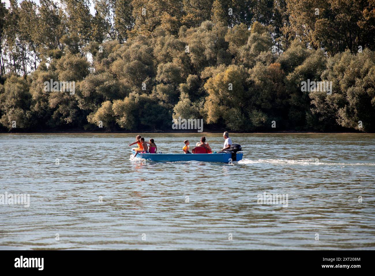 Serbia, 11 agosto 2024: Una famiglia con bambini che si diverte con un giro in motoscafo lungo il fiume Sava. Foto Stock