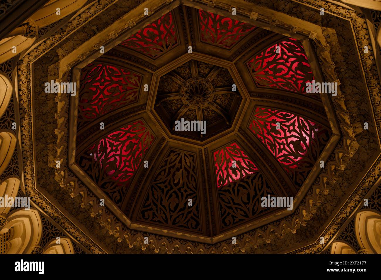 Intricato soffitto ottagonale con accenti rossi dell'atrio centrale Palazzo Monserrate Foto Stock