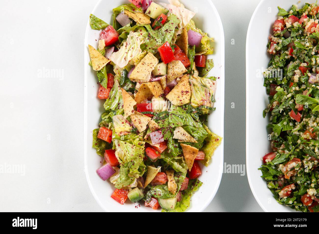 Tradizionale insalata araba Fattoush su una ciotola. Pranzo vegetariano con insalata Fattoush. piatto mediorientale pita pane, verdure, erbe aromatiche, olio d'oliva, Foto Stock