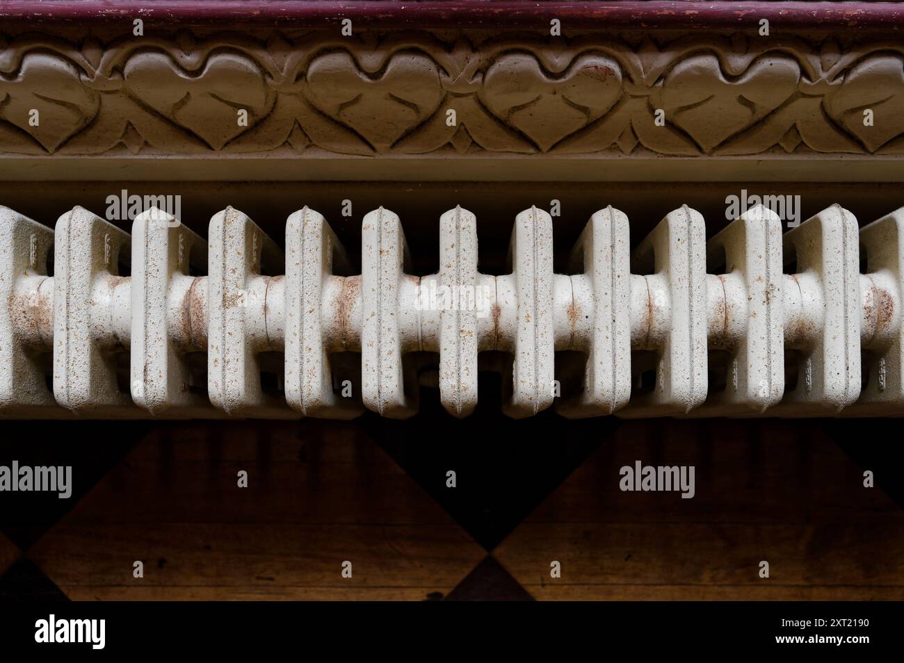 Vista dettagliata del classico sistema di riscaldamento del radiatore all'interno del Palazzo di Monserrate Foto Stock