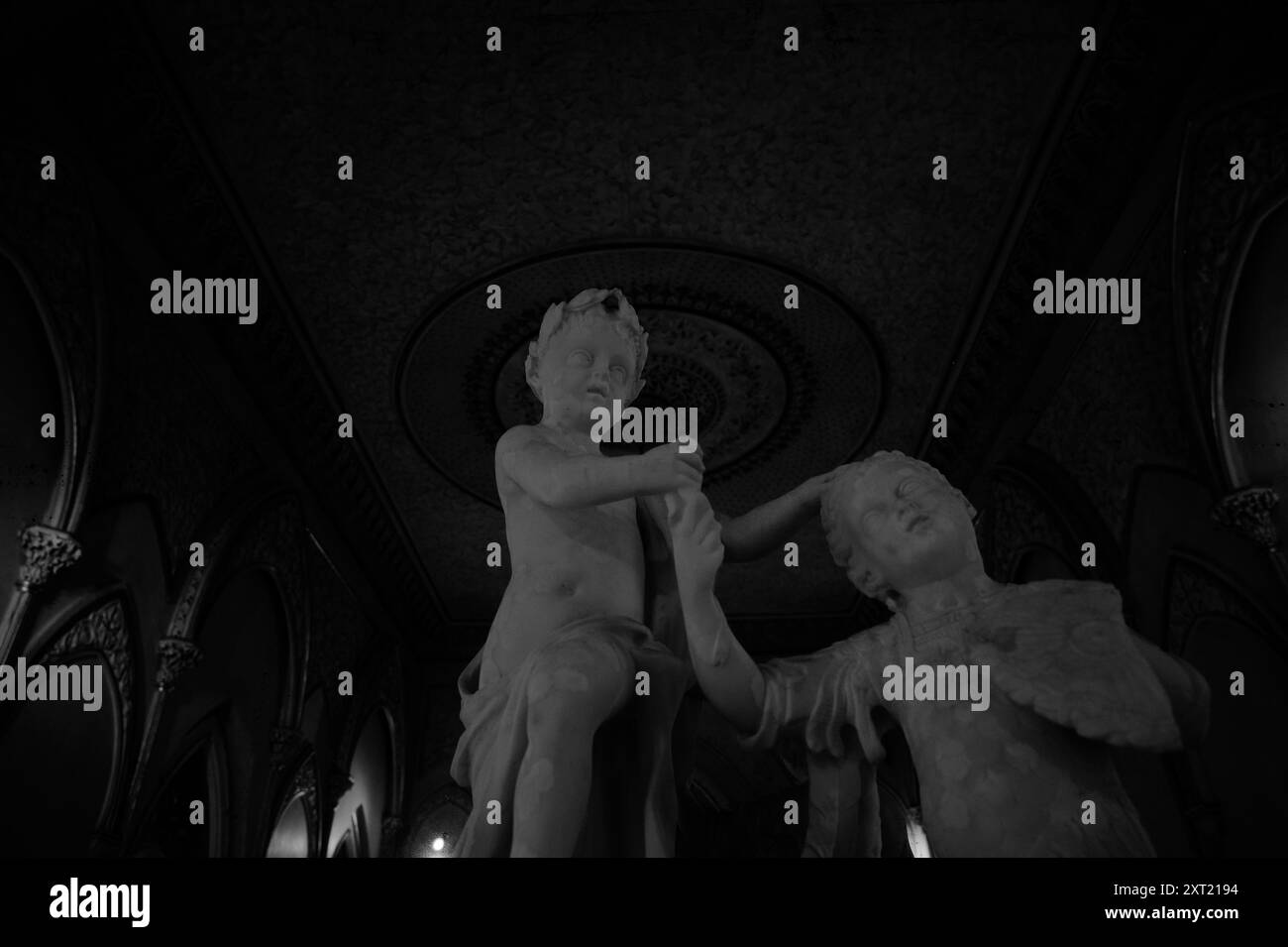 Statue in marmo monocromatiche all'interno del Palazzo di Monserrate, evidenziate da disegni dettagliati del soffitto Foto Stock
