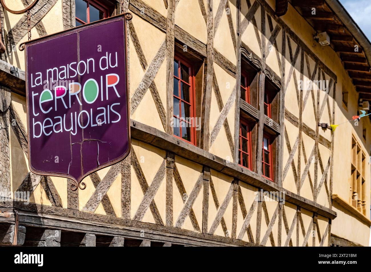 La vista principale di Place de l'Hôtel de ville di Beaujeu è questo complesso di case per metà in legno, sede dell'ufficio turistico e della maison du Terroir, Foto Stock