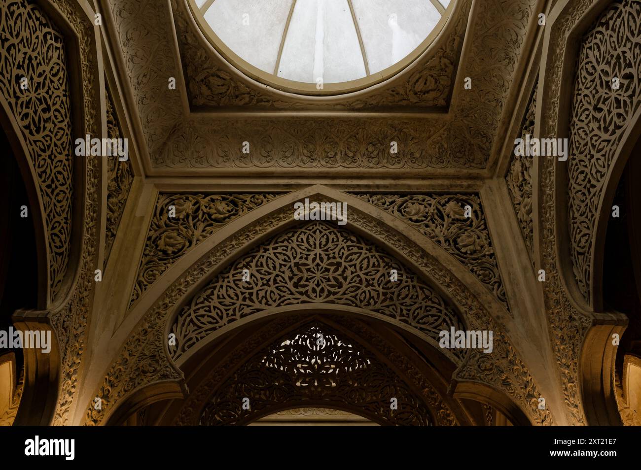 Soffitto decorato con motivi intricati e lucernario al Palazzo di Monserrate Foto Stock
