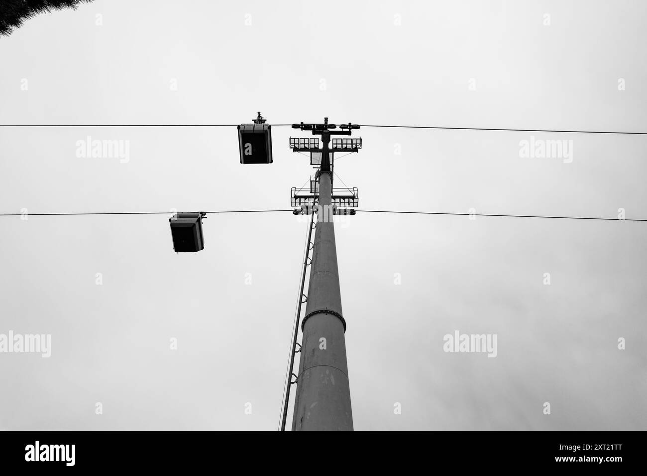 Guarda le funivie di Lisbona contro un cielo grigio Foto Stock