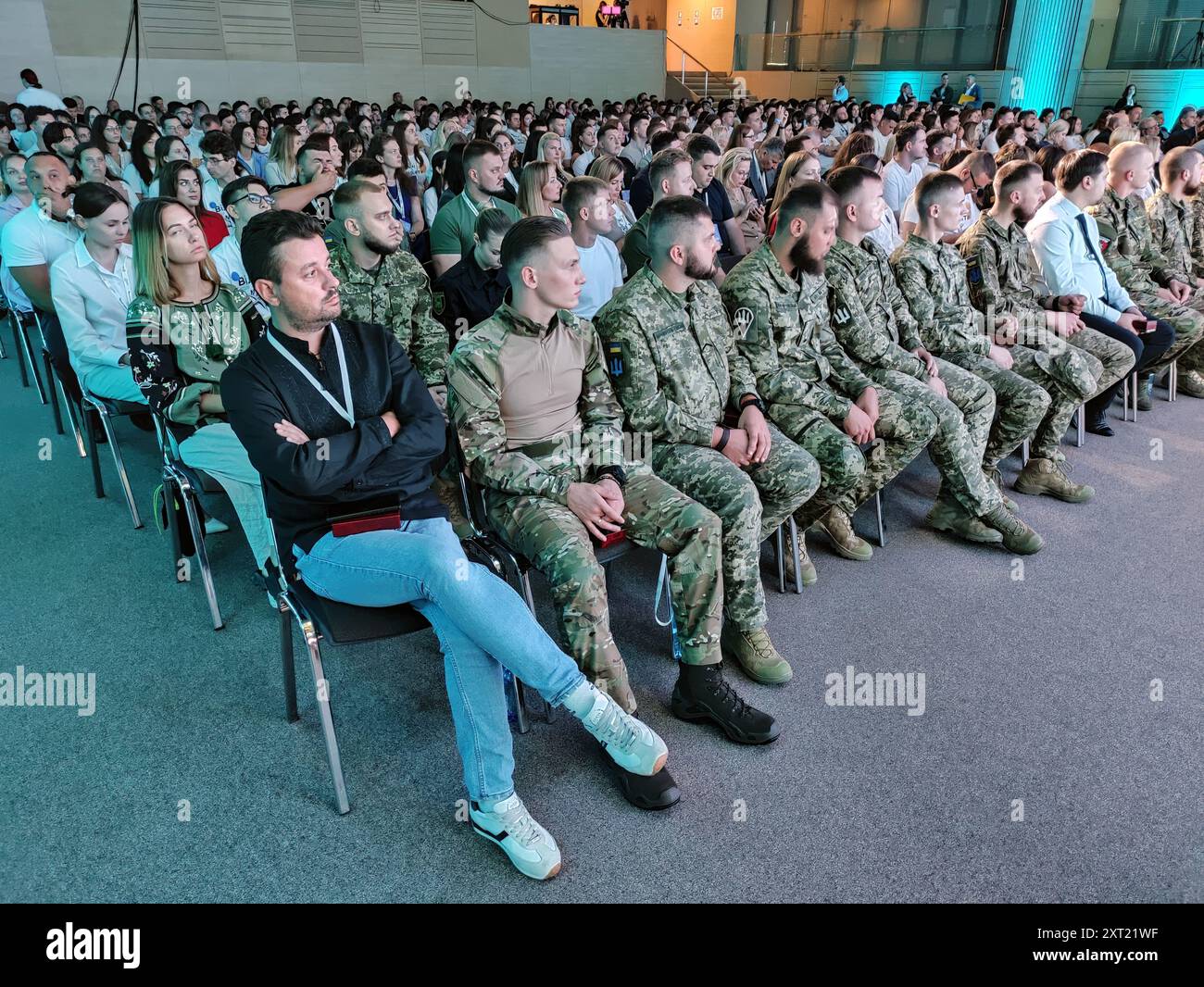 KIEV, UCRAINA - 12 AGOSTO 2024 - i partecipanti, compresi i militari, sono ritratti durante il Forum della Gioventù Ucraina sulla giornata Internazionale della Gioventù, Kiev, capitale dell'Ucraina. Foto Stock