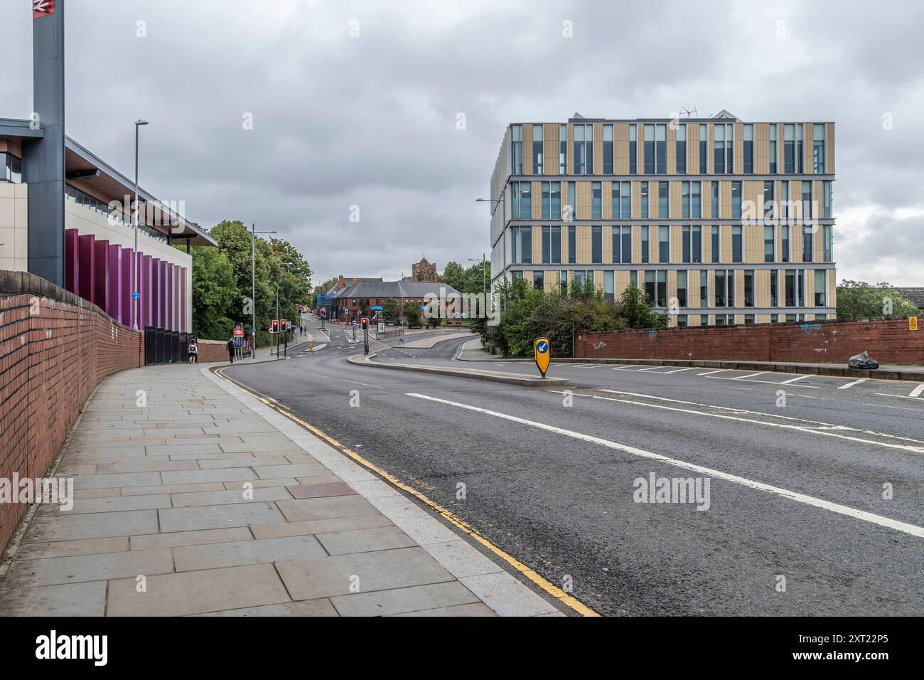 La stazione ferroviaria della città di Northampton e l'University of Northampton Innovation Centre visti da Black Lion Hill, Northampton, Inghilterra, Regno Unito. Foto Stock