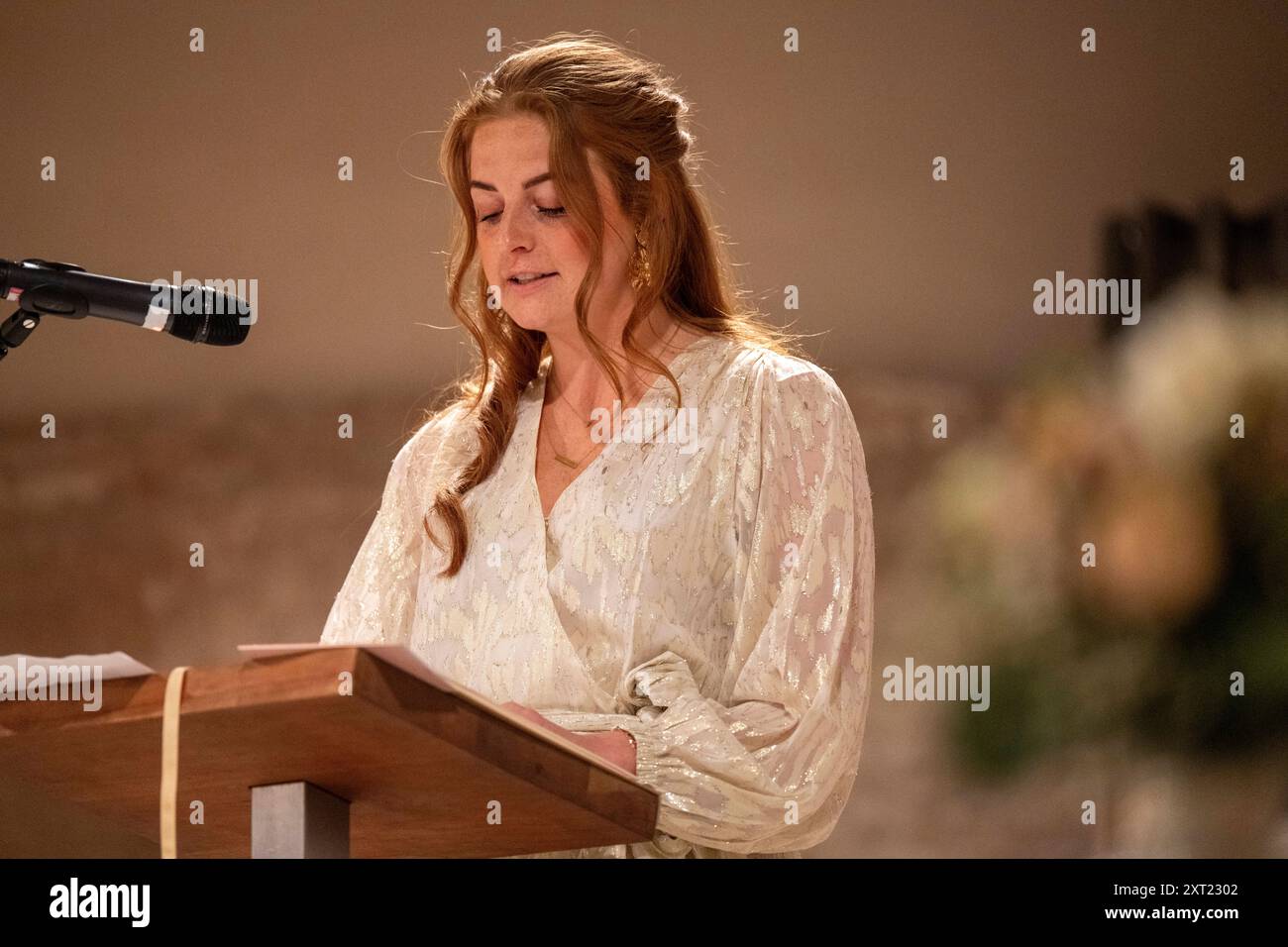 Donna che tiene un discorso su un podio con un microfono in un ambiente formale. Panc06027 Copyright: XConnectxImagesx Foto Stock