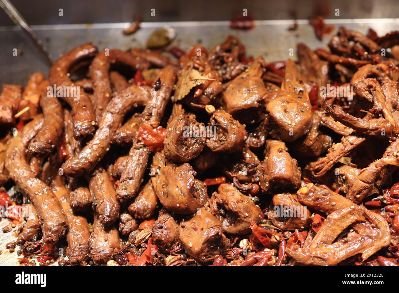 Piatti asiatici di Street food in un mercato notturno cinese Foto Stock