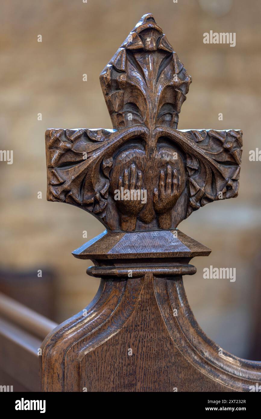 Teste di papavero intagliate (Bench-end) sulle banchine nella chiesa di Saint Mary the Vrgin a Great Brington, alcuni dei 181 nel chuch, Northamptonshire Inghilterra Regno Unito Foto Stock