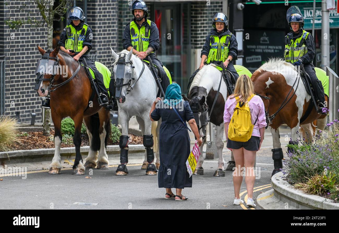 11 agosto 2024, Swansea, Galles. La polizia a cavallo fotografata per le strade durante l'Unity Anti-Racism Rally tenutosi a Swansea, Galles, organizzata come una contro-protesta contro una manifestazione di estrema destra che si diceva non avesse avuto luogo. Foto Stock