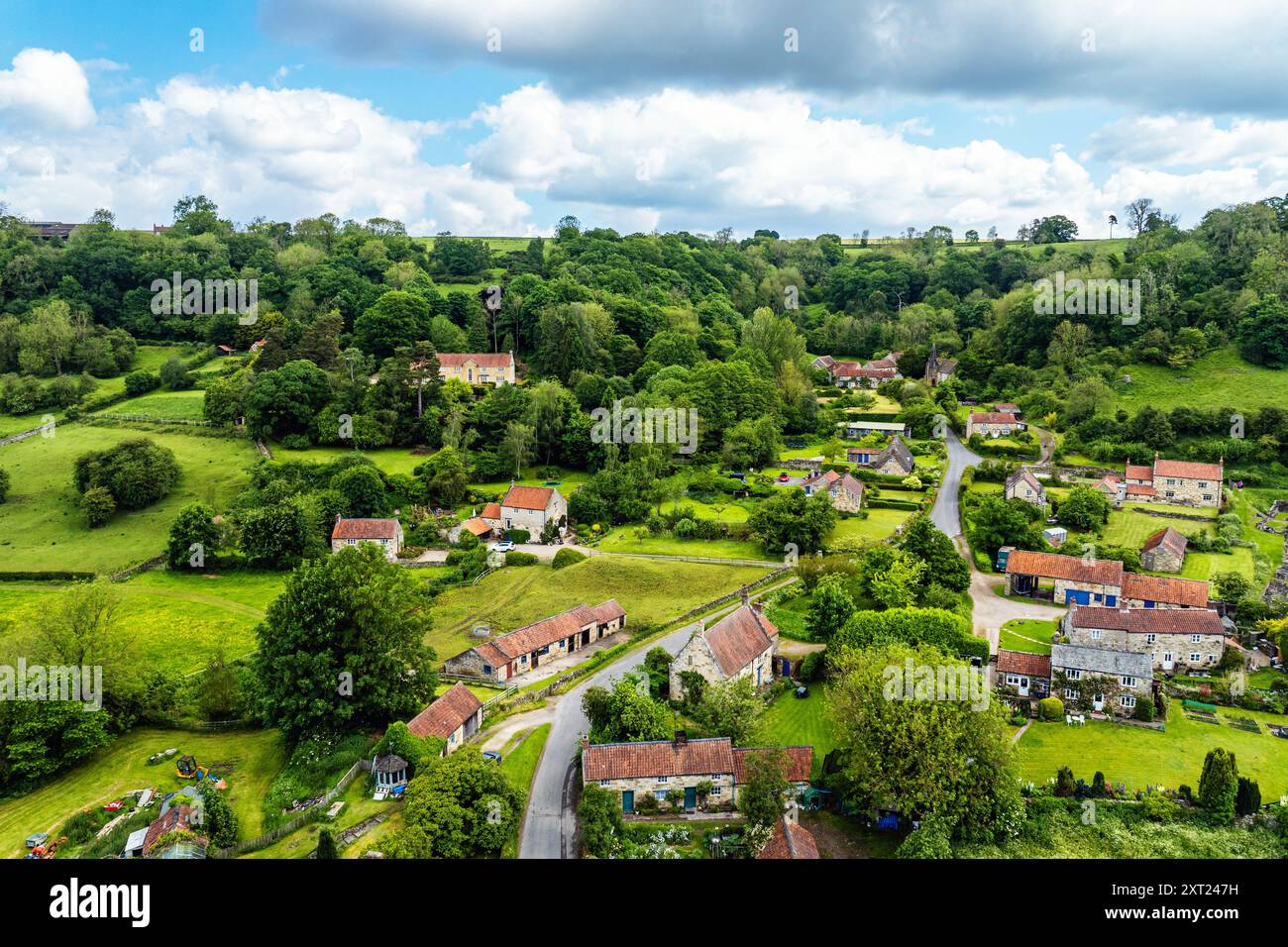 Fattorie e campi sopra Rievaulx Village da un drone, North York Moors National Park, North Yorkshire, Inghilterra Foto Stock