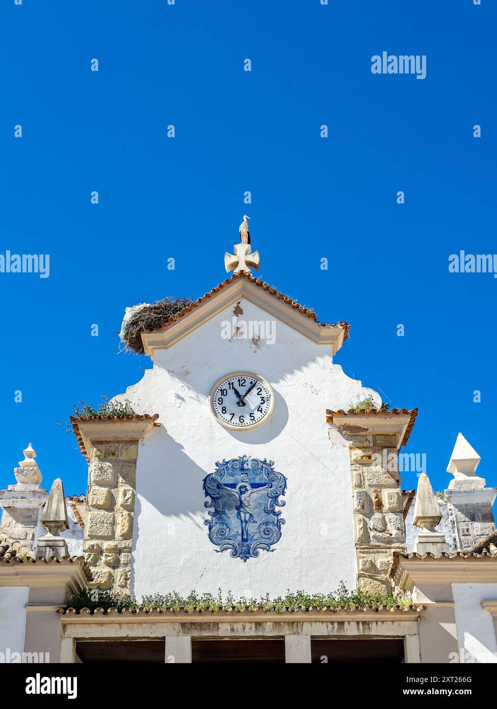 Chiesa di Nossa Senhora dos Aflitos a Olhao con il famoso nido di cicogne. Situato nell'Algarve, Portogallo Foto Stock