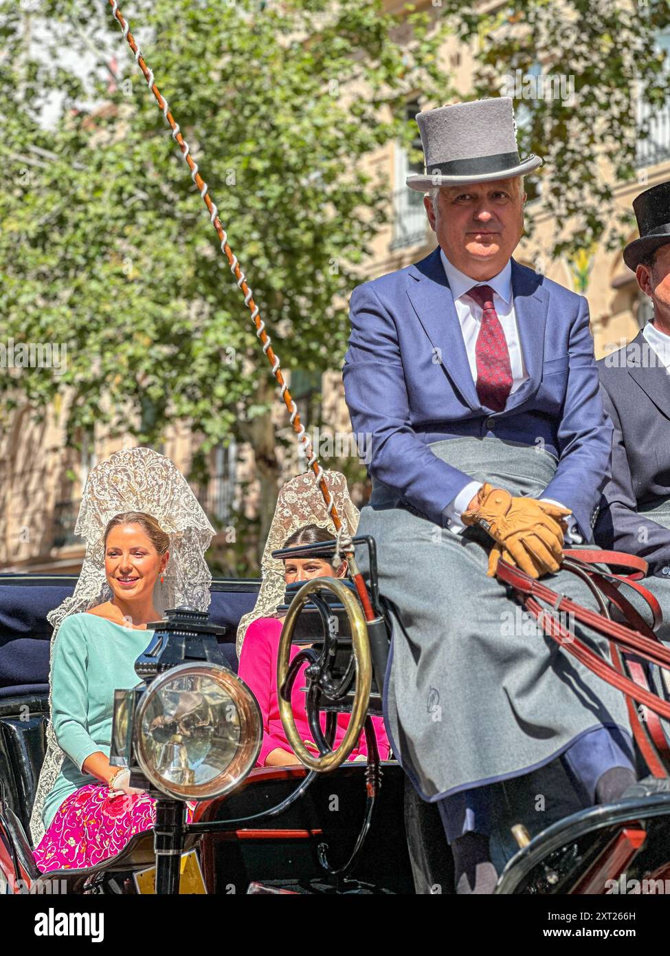 La Fiera di Siviglia nota come Fiera de Abril si tiene a Siviglia, Andalusia per una settimana. Le donne indossano abiti flamenco e gli uomini con abiti eleganti per la festa Foto Stock