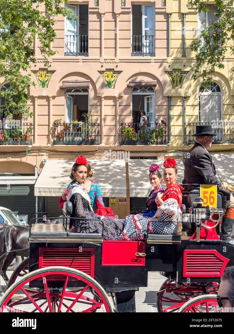 La Fiera di Siviglia nota come Fiera de Abril si tiene a Siviglia, Andalusia per una settimana. Le donne indossano abiti flamenco e gli uomini con abiti eleganti per la festa Foto Stock