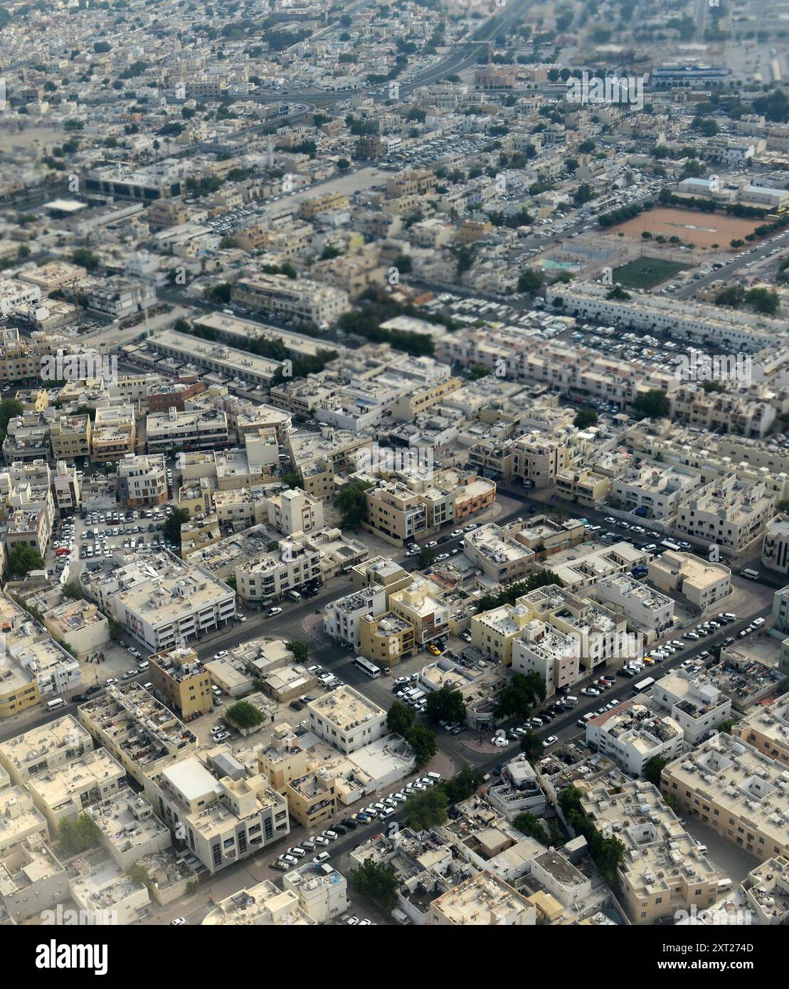 Vista aerea dei vecchi quartieri residenziali vicino all'aeroporto internazionale di Dubai. Foto Stock