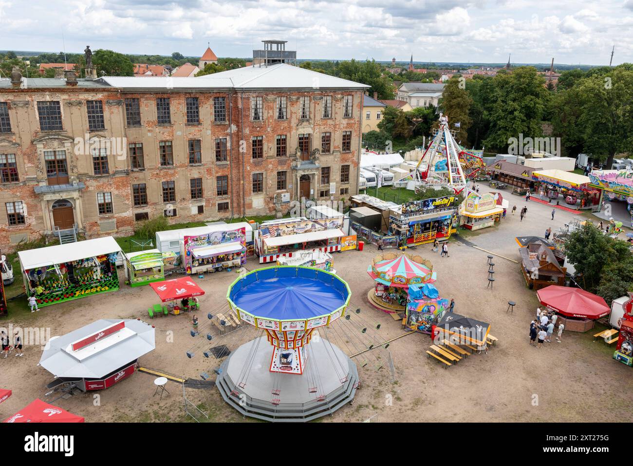 DAS Heimatfest a Zerbst Anhalt. Buden, Schausteller vor einem Teil des im zweiten Weltkrieg zerstoerten Schloss. 04.08.2024, Zerbst Anhalt, GER - Das Zerbster Schloss, Buden und Schausteller im Schlossgarten., Zerbst Anhalt Sachsen-Anhalt Deutschland, DEU Heimatfest, Schloss *** la festa locale nelle bancarelle di Zerbst Anhalt, showmen di fronte ad una parte del castello distrutta durante la seconda guerra mondiale 04 08 2024, Zerbst Anhalt, GER il Castello di Zerbst, bancarelle e showmen nel giardino del castello , Zerbst Anhalt Sassonia Anhalt Germania, DEU Festa locale, castello Foto Stock