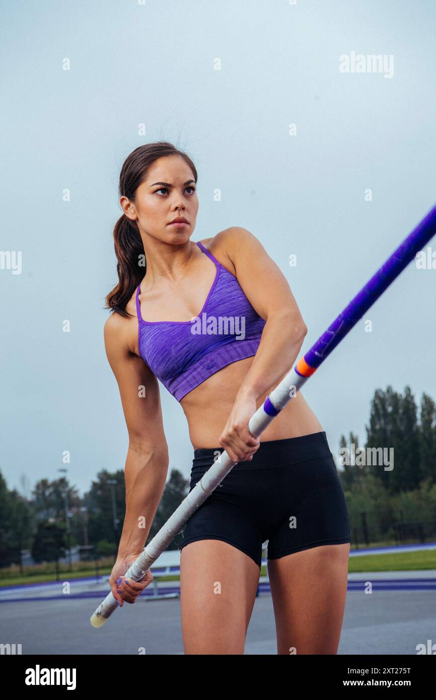 Atleta con un aspetto deciso che si prepara per il salto ad asta in un impianto sportivo all'aperto sape00021 Copyright: XConnectxImagesx Foto Stock